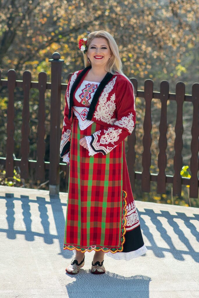 Тони Войводова